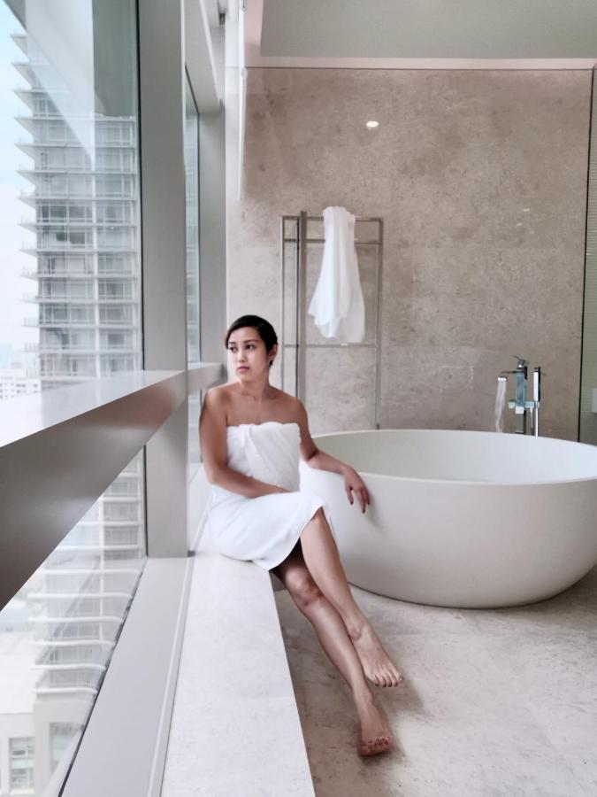 Ph Suites At Pavilion Bukit Bintang Kuala Lumpur Exteriér fotografie A woman wrapped in a bath sheet